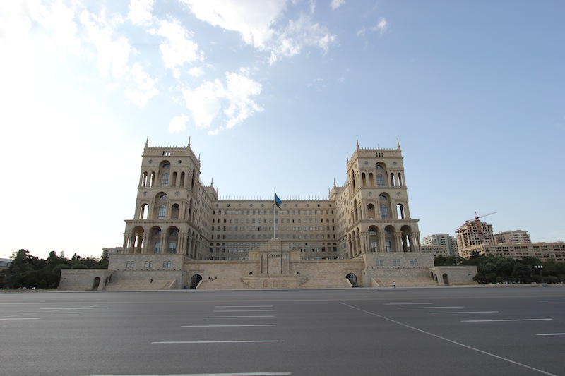 Дом правительства на площади Азадлыг