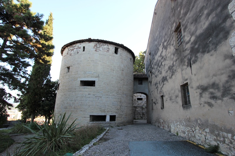 Внутри крепостных стен замка