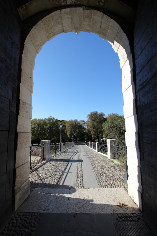 Мост перед входом в замок Брешиа