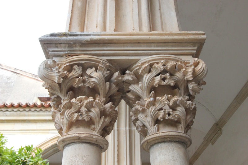 Капители колонн Кладбищенского дворика