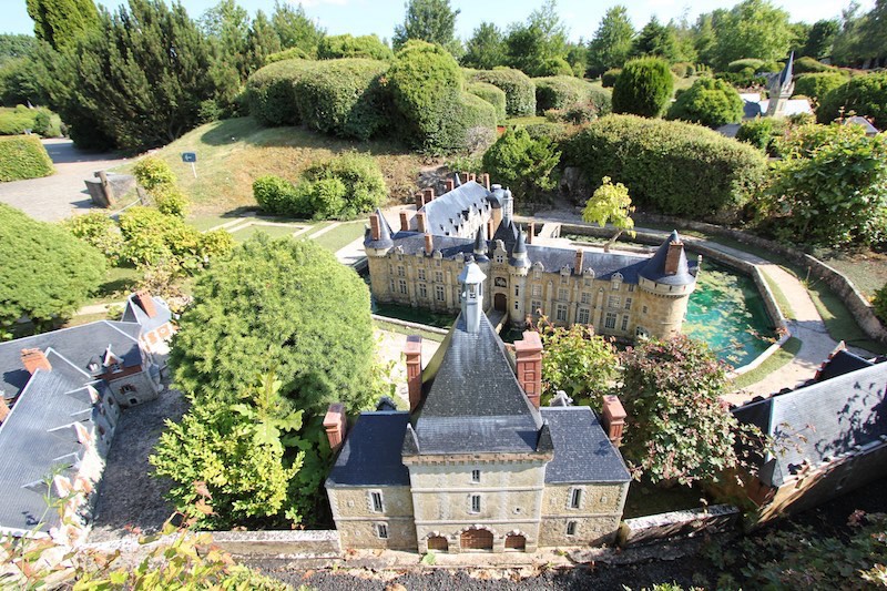 Замок Эсклимон в Сен-Симфорьен-ле-Шато