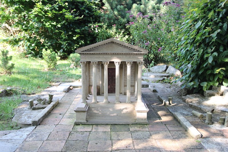 Древнеримский храм Мезон Карре в Ниме