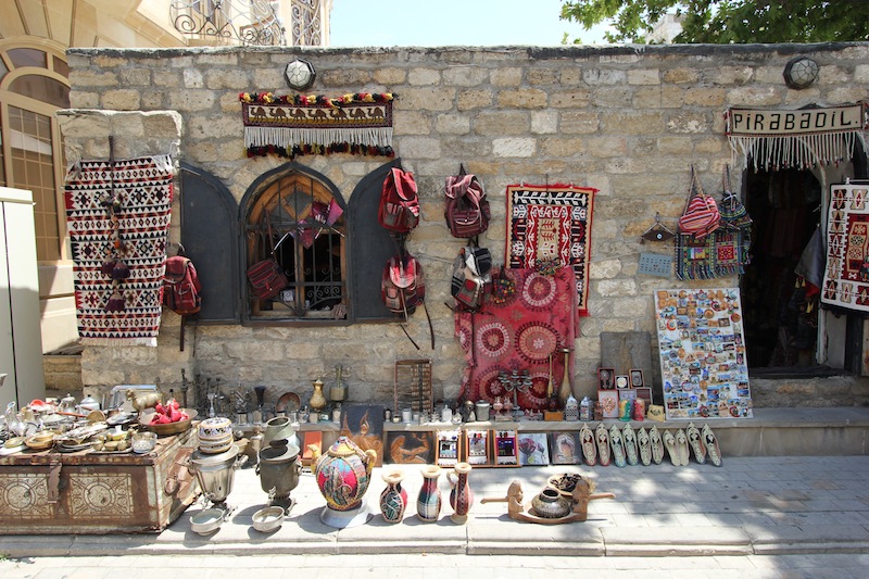 Сувенирная лавка на улице Асефа Зейналлы