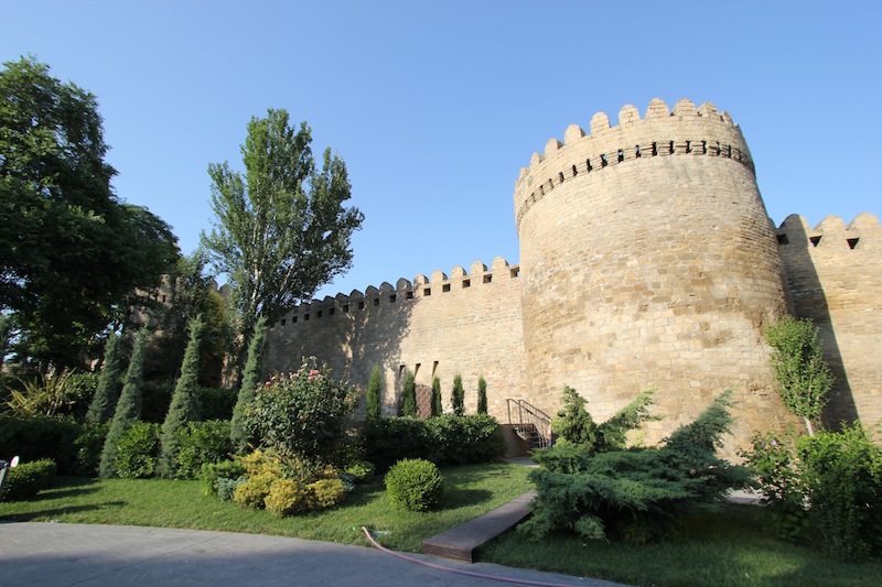 Крепостные стены в саду Алиаги Вахида