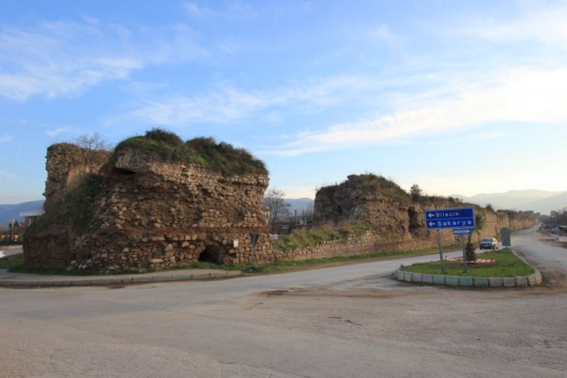 Крепостная стена средневековой Никеи