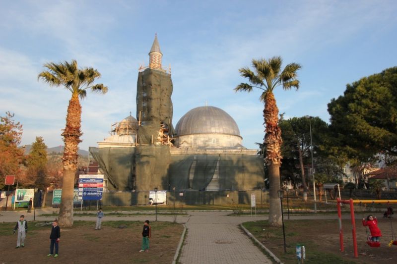 Зелёная мечеть на реставрации