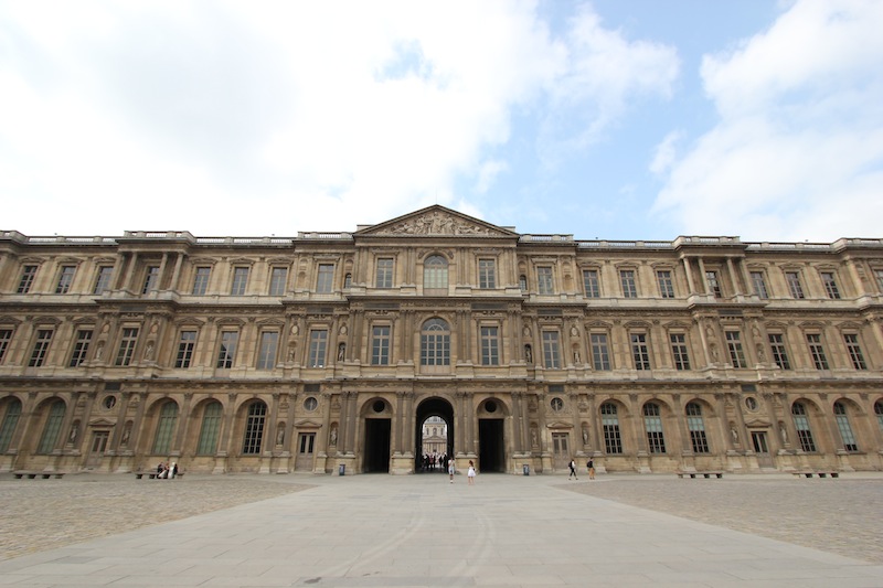 Квадратный двор Лувра