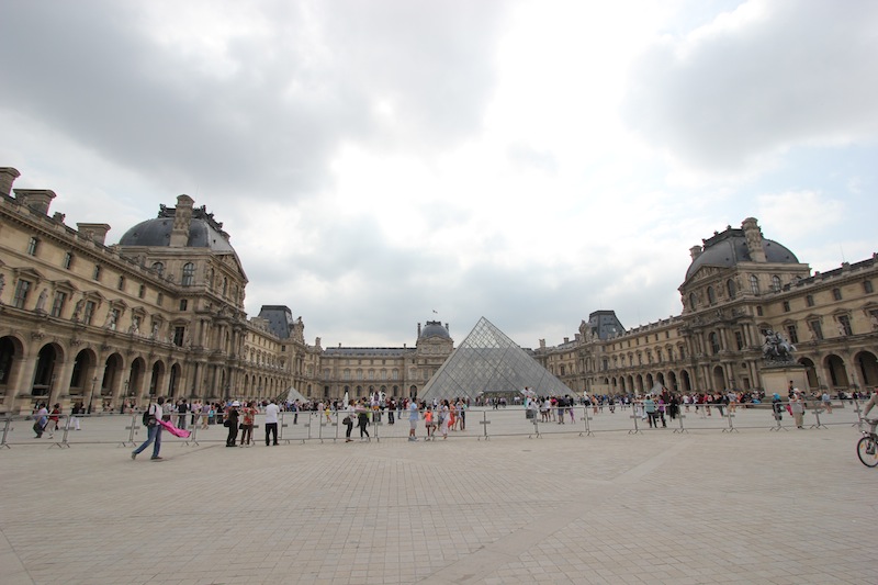 Двор Наполеона перед Лувром