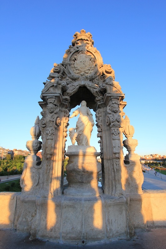 Статуя св. Марии Торрибиа на Толедском мосту