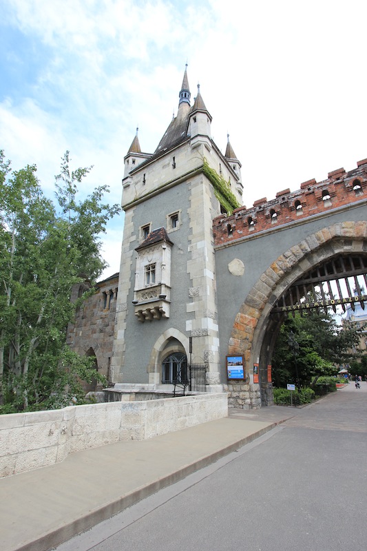 Готические ворота замка