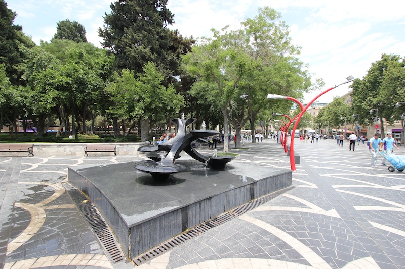На Площади фонтанов в Баку