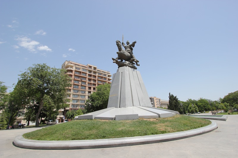 Памятник Кёр-оглы в Баку
