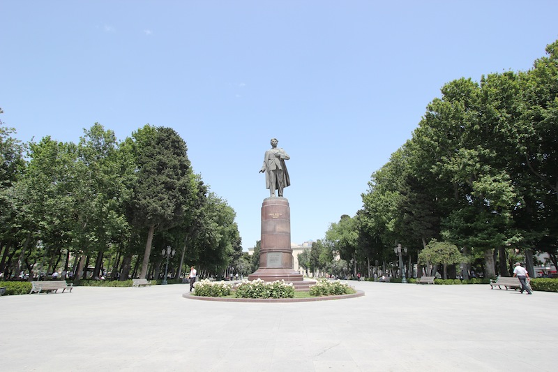 Памятник Самеду Вургуну в Баку