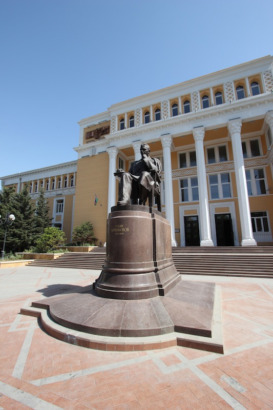 Памятник Узеиру Гаджибекову в Баку