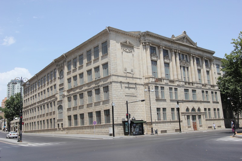 Здание бывшей мужской гимназии в Баку