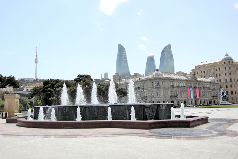 Фонтан на площади Азнефть в Баку