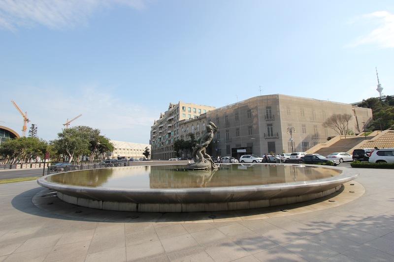 Памятник-фонтан Бахрам Гур в Баку