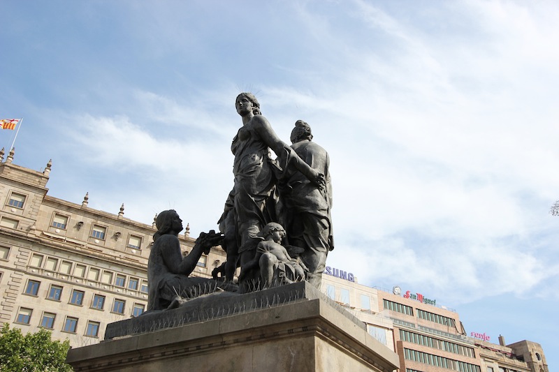 Одна из статуй на площади Каталонии