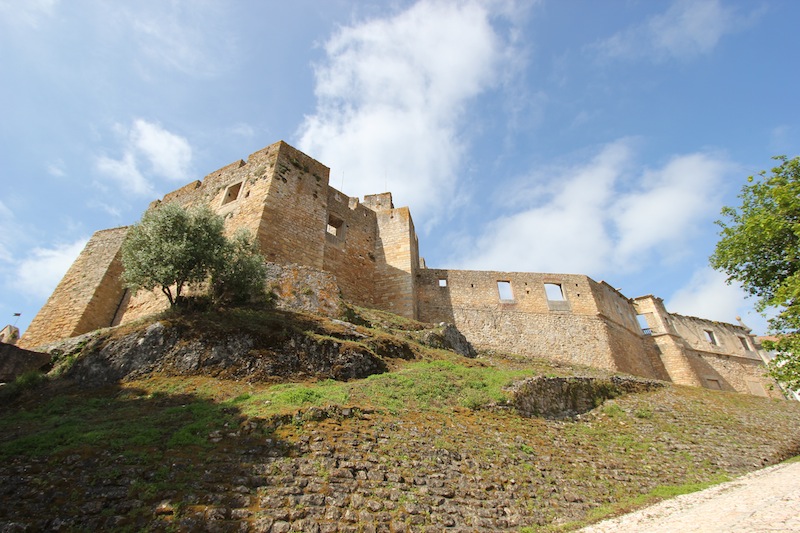 Стены монастыря и замка Томар