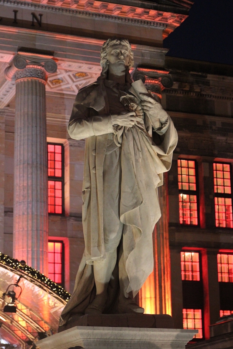 В 1936 году нацисты демонтировали памятник для проведения маршей на площади, а после войны одинокая статуя поэта была установлена в Западном Берлине.