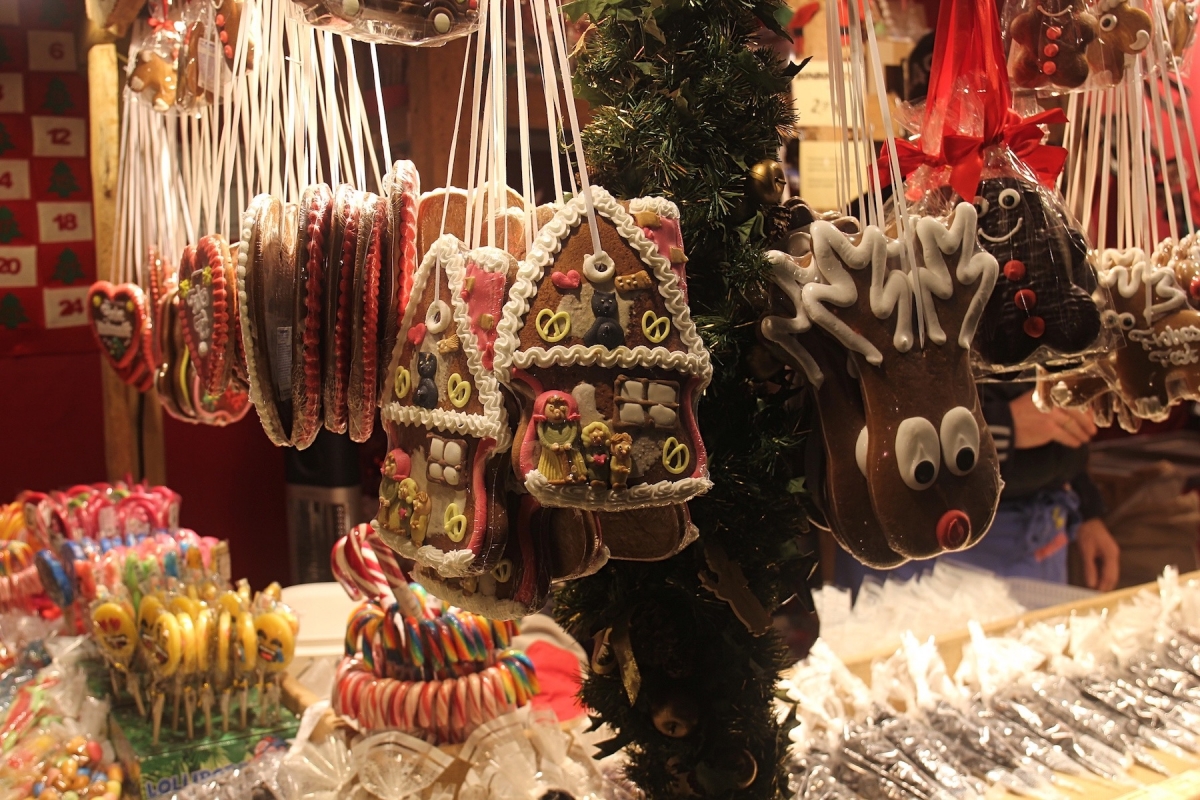 В декабре площадь превращается в рождественскую ярмарку с нескончаемыми толпами желающих купить сувениры, полакомиться деликатесами или послушать живую музыку.