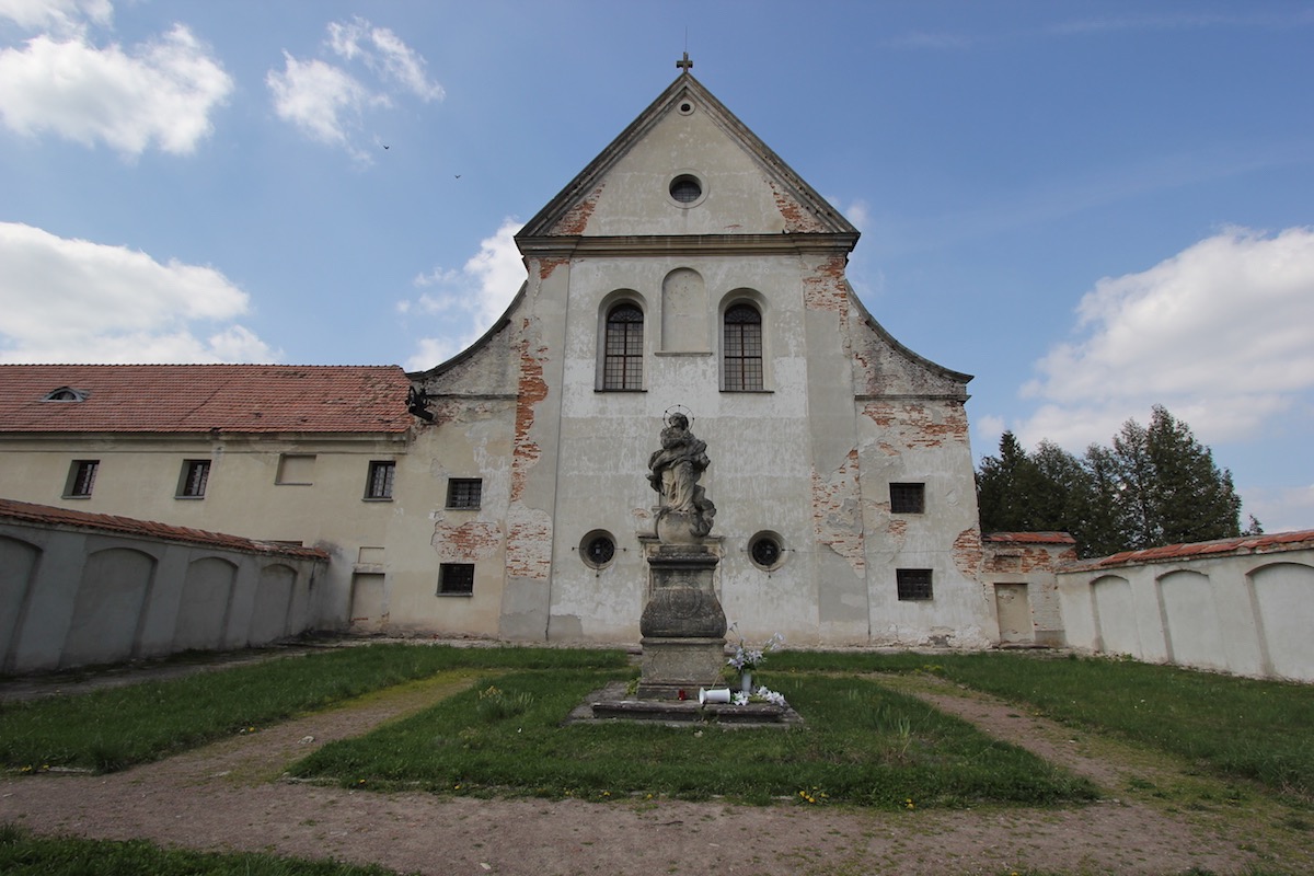 Костёл св. Антония при монастыре сейчас используется как фондохранилище Львовской галереи искусств, но продолжает привлекать к себе внимание барочным фасадом с треугольным фронтоном.