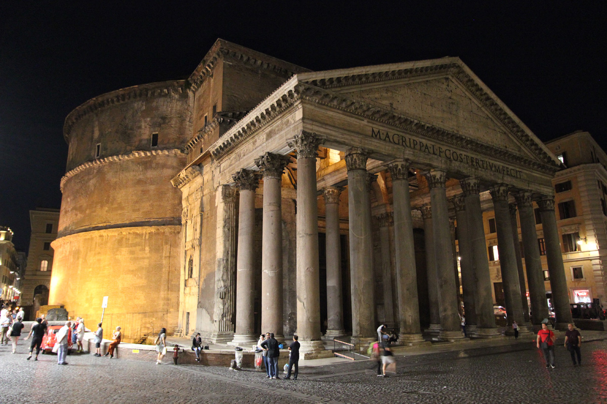 Пантеон известен крупнейшим в мире неармированным бетонным куполом диаметром более 43 метра, который был построен между 118 и 125 годами при императоре Адриане.