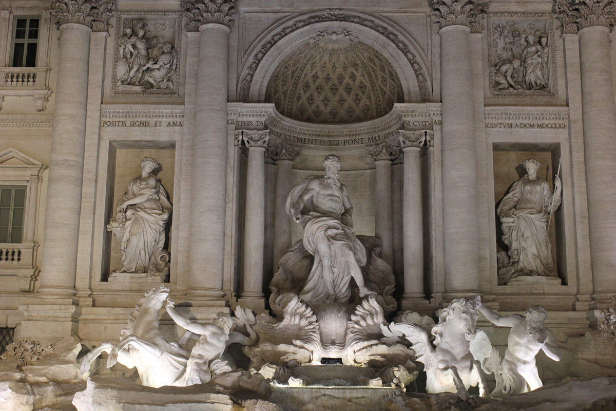Барочная композиция, в центре которой фигуры, олицетворяющие Океан, Здоровье и Изобилие, сливается и будто даже дополняет неоклассический фасад Палаццо Поли.