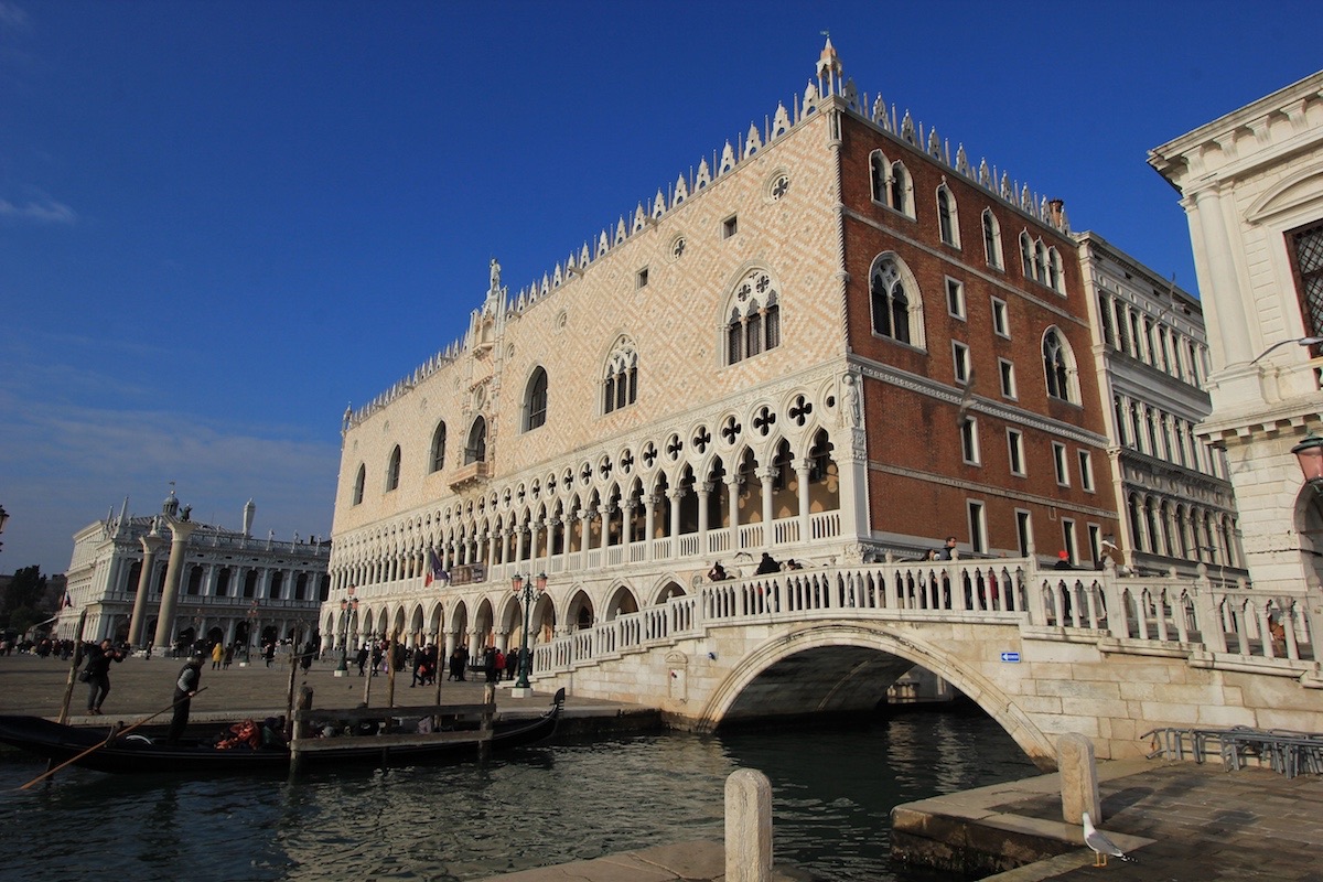 Дворец дожей, выходящий своим фасадом на набережную, многие века был резиденцией правителей Венеции, которые избирались пожизненно, но обладали ограниченной властью.