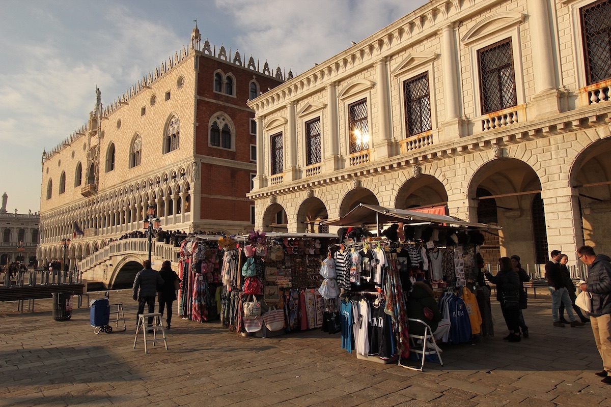 Заниматься торговлей в Венеции было выгоднее, чем занимать государственные посты, и в 1185 году в республике даже ввели наказание за уклонение от гражданских обязанностей.