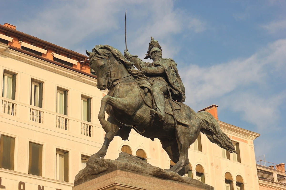 Бронзовая статуя напоминает о смутных семи неделях 1866 года, когда война между Пруссией и Австрией позволила итальянцам овладеть Венецианской областью.