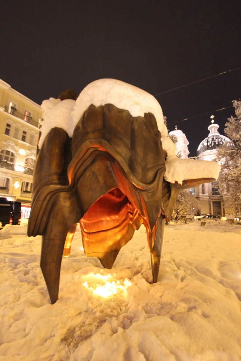 Скульптура Кальдера при ночном освещении