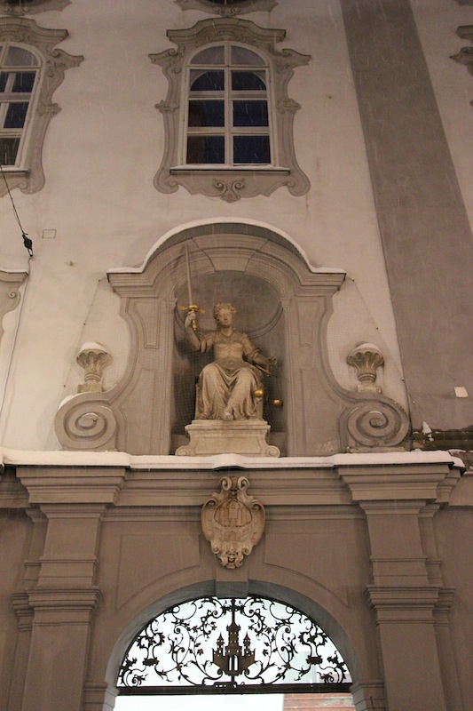 Скульптура Правосудие над входом в ратушу