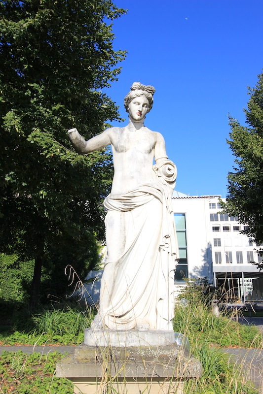 Статуя Венеры в Верхнем парке