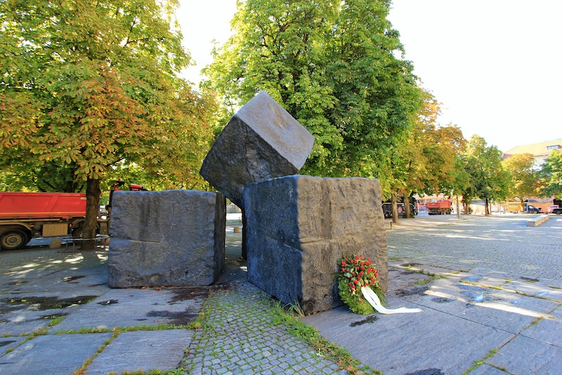 Мемориал на площади перед Старым замком