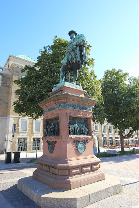 Бронзовая статуя герцога Кристофа