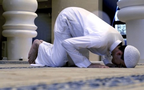 Земной поклон, молитва в мечети