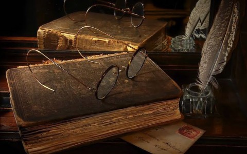Книги, очки, письмо