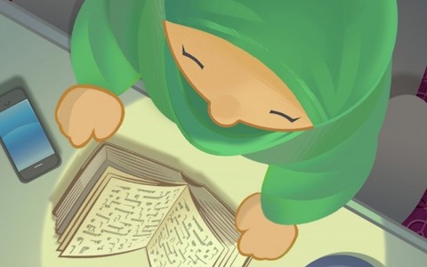 Девочка читает Коран, лампа, платочек